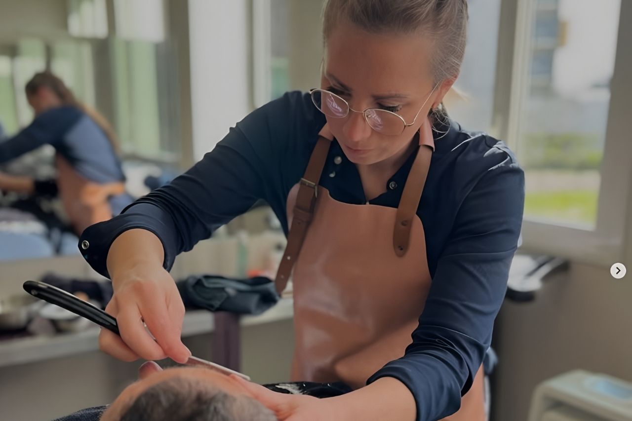 Émilie, votre coiffeuse spécialisée en coloration végétale