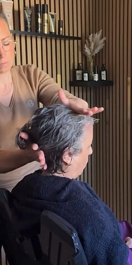 Modelage crânien réalisé par votre coiffeuse à Besné – moment bien-être salon privé Mimicoiff